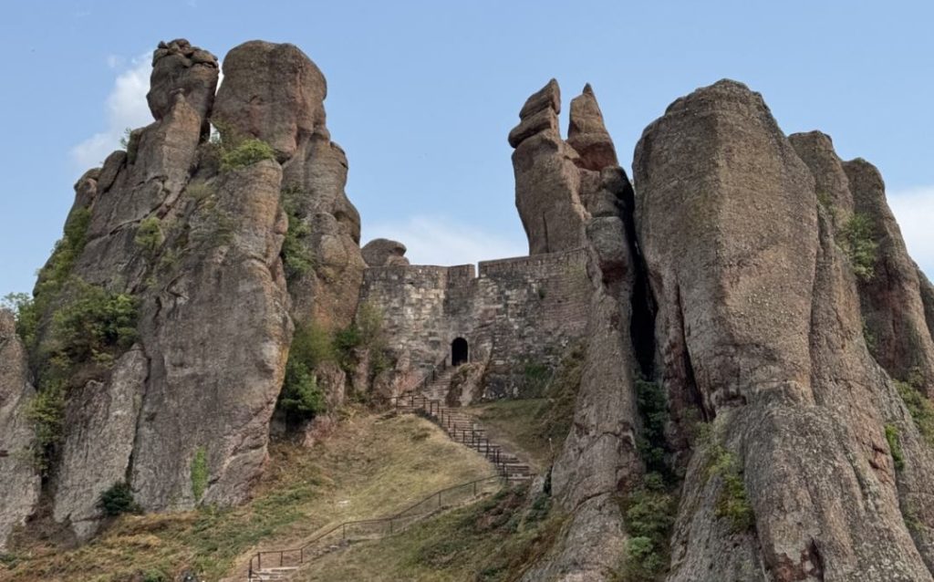Deo staze koji planinari cesto nazivaju ,,via drvenata" zbog mnostva drvenih stepenica koje vode ka vrhu.